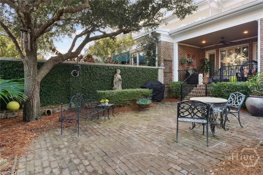 Exterior photo 6