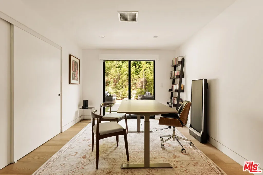 8446 Kirkwood Drive, Los Angeles, California, United States. - Photo 8