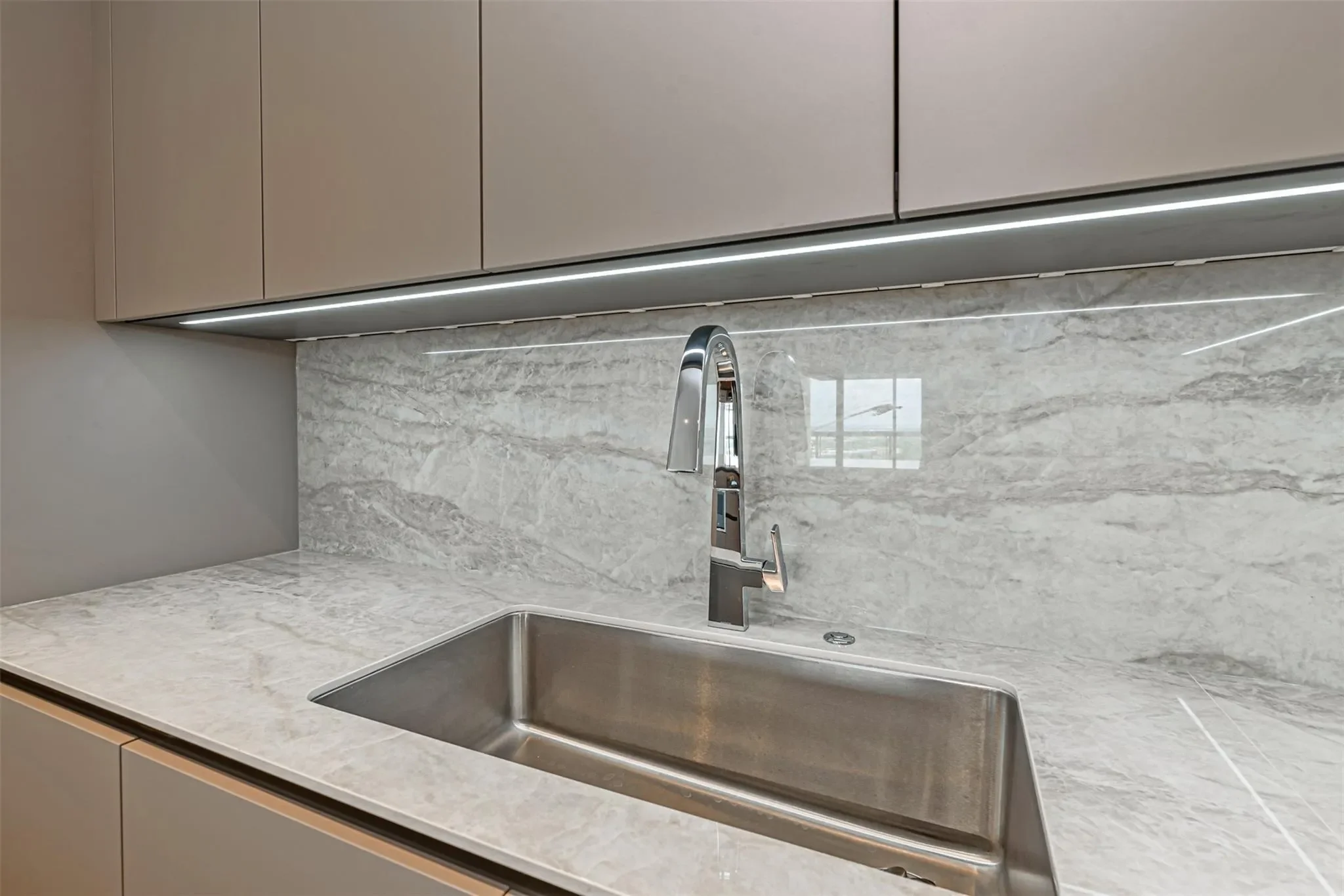 1701 Hermann Drive 34L, Houston, Texas, United States. - Photo 8