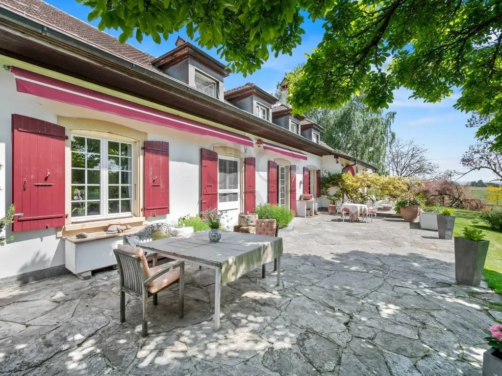 Exterior photo 2
