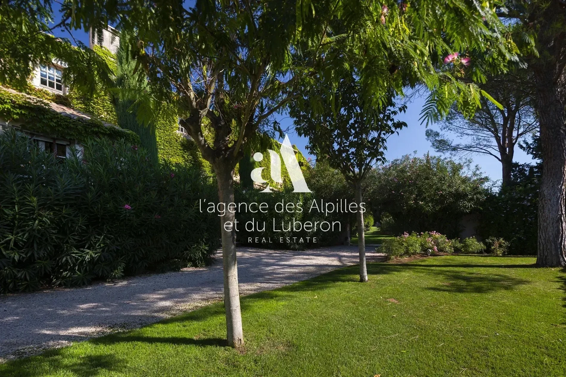 Exterior photo 9