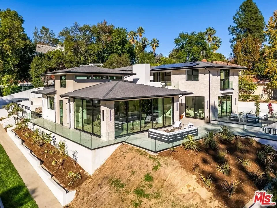 16879 Mooncrest Drive, Los Angeles, California, United States. - Photo 19