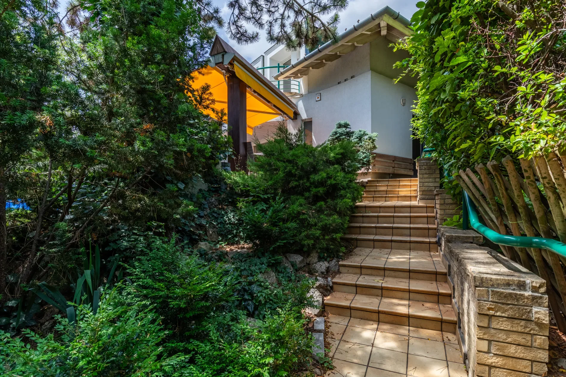 Exterior photo 6