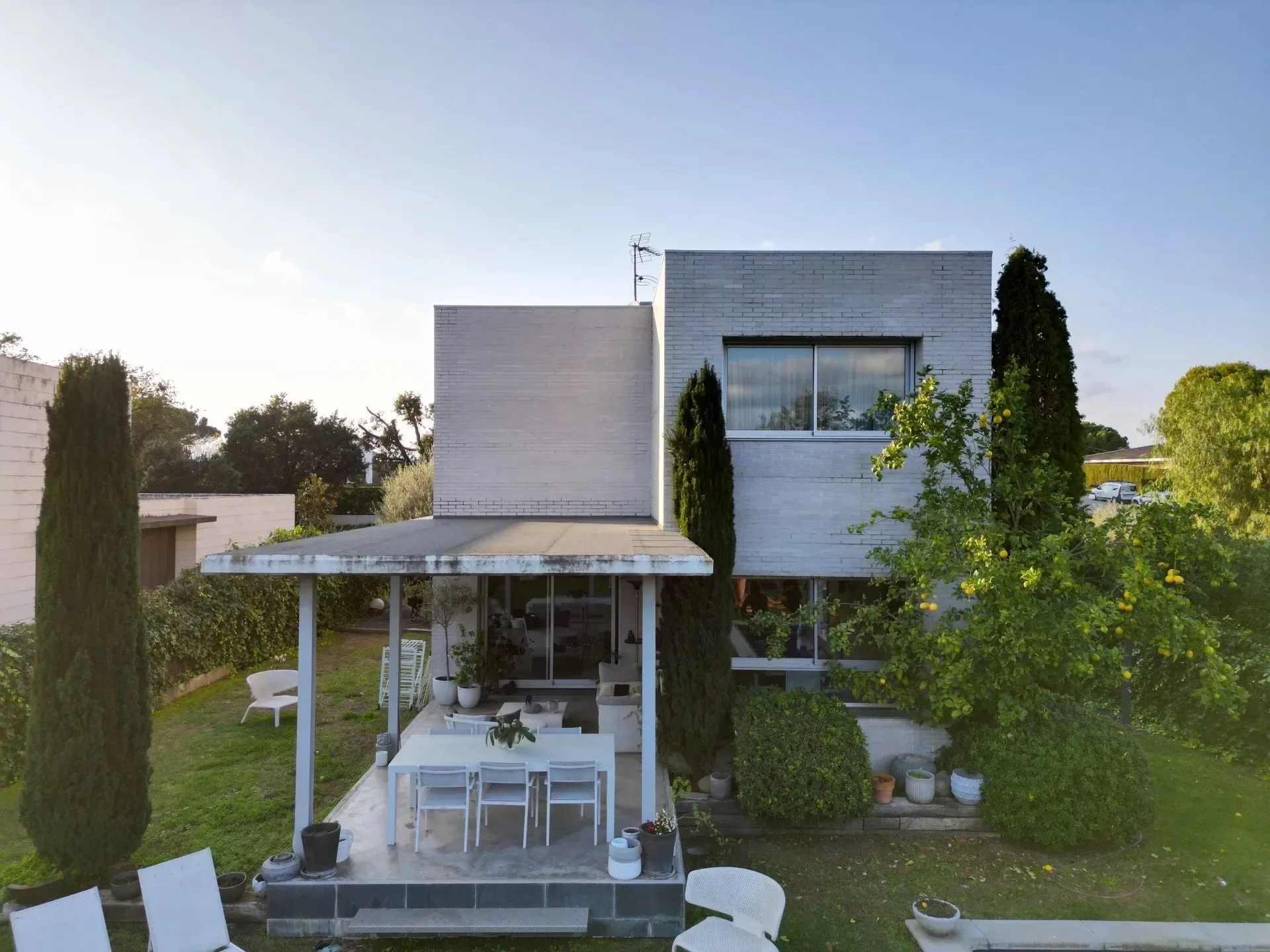 Exterior photo 8