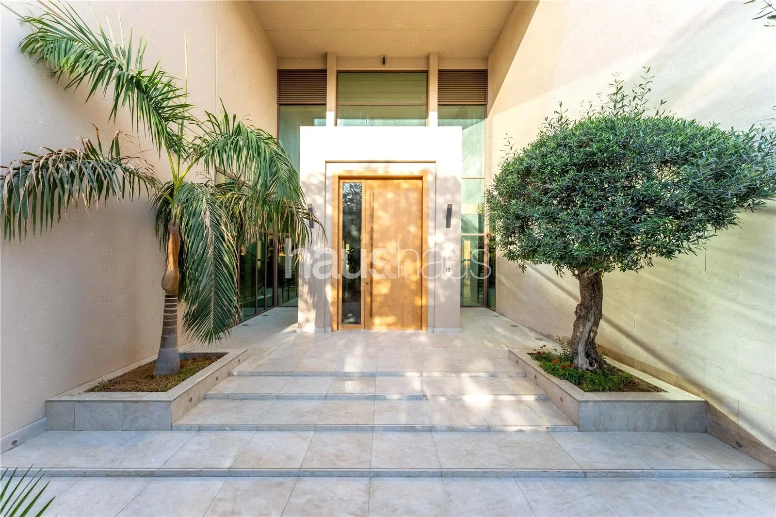 Exterior photo 4