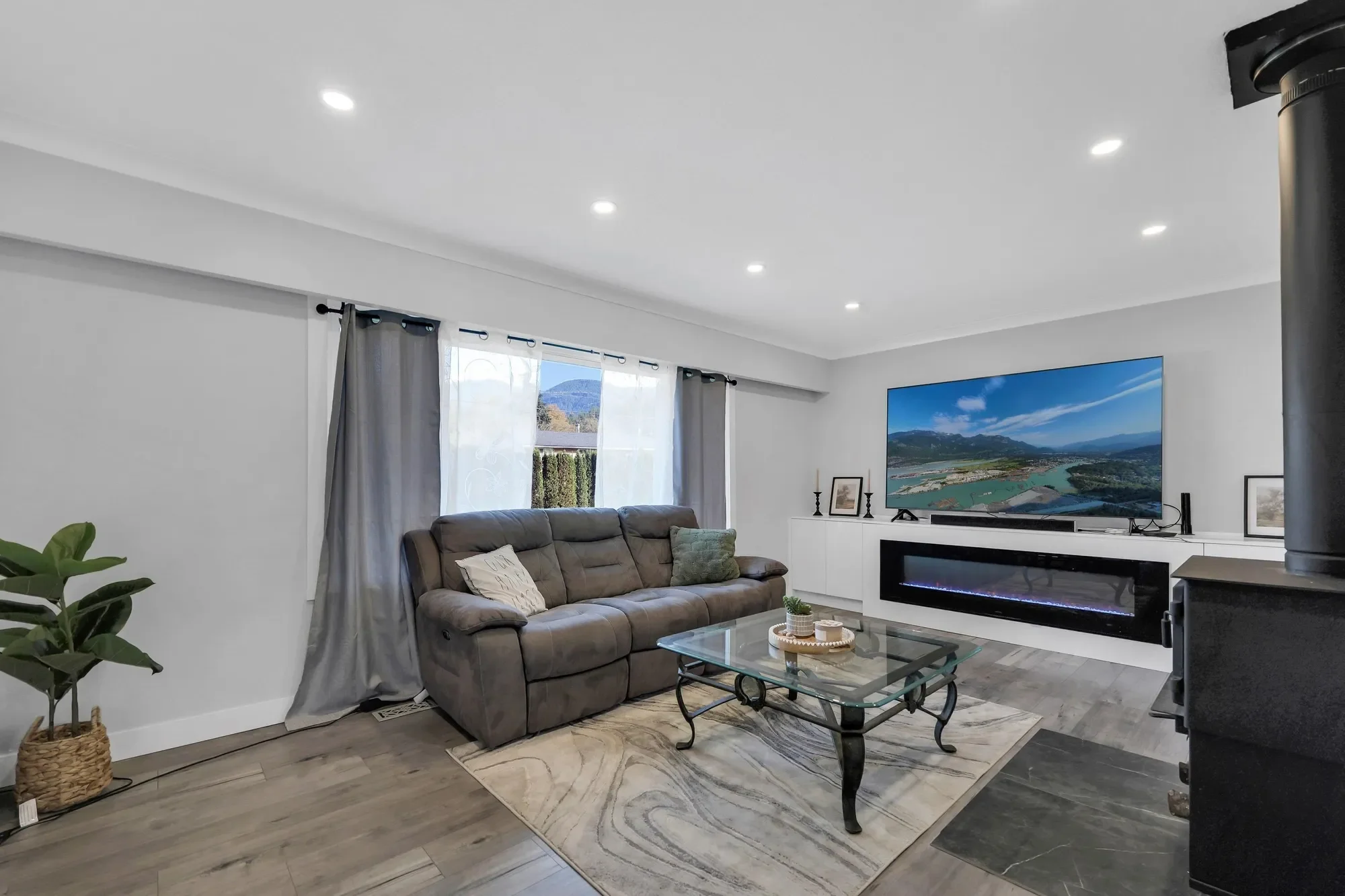 2026 Garibaldi Way, Squamish, British Columbia, Canada. - Photo 8