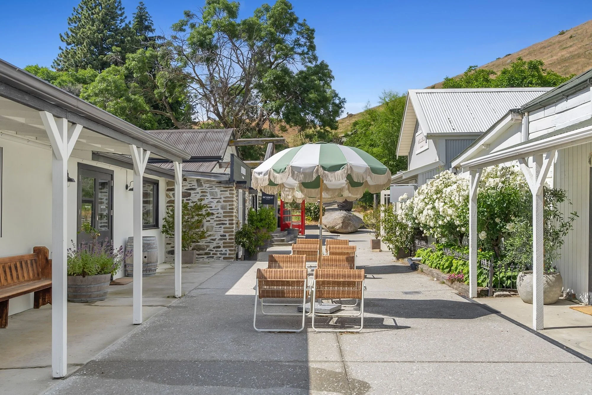 Exterior photo 5