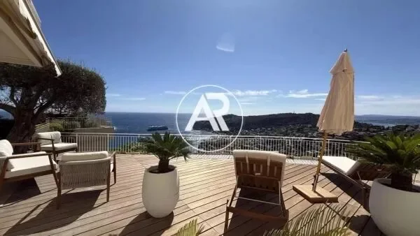 Villefranche-sur-Mer – Stunning 3-room apartment renovated with panoramic sea view, spacious terrace