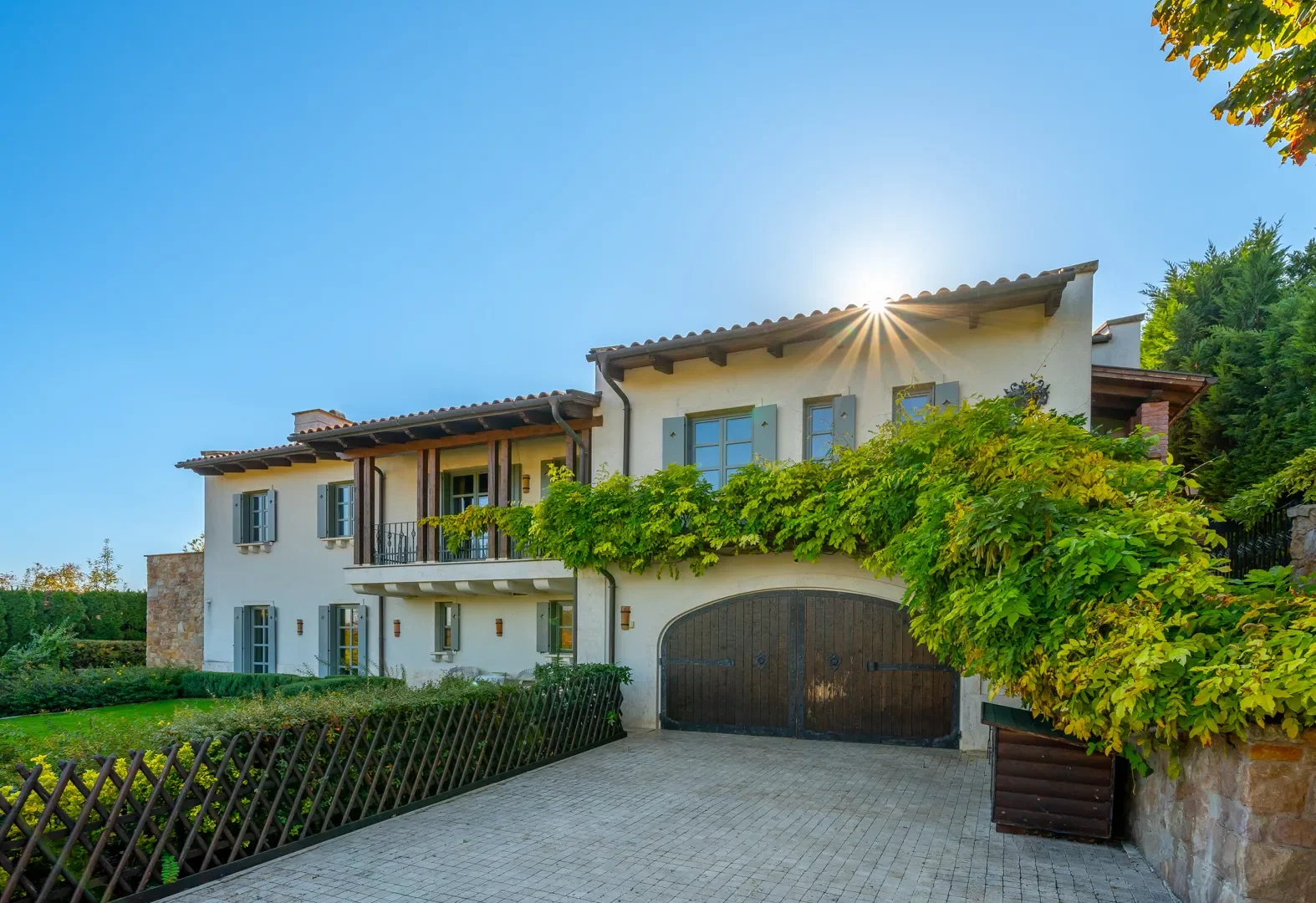 Exterior photo 8
