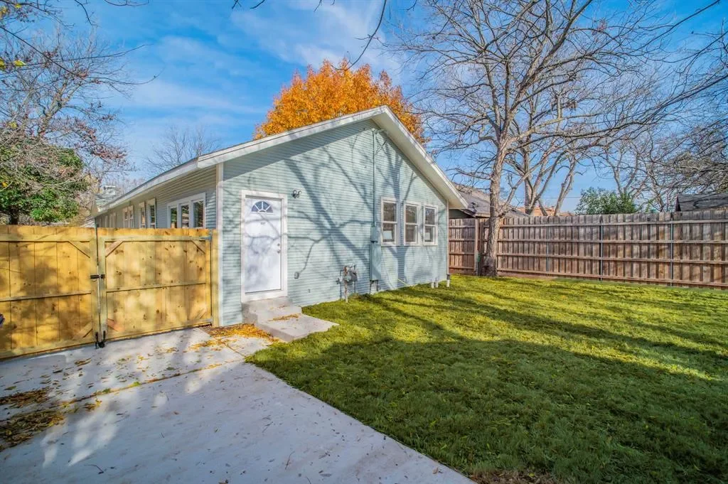 Exterior photo 5
