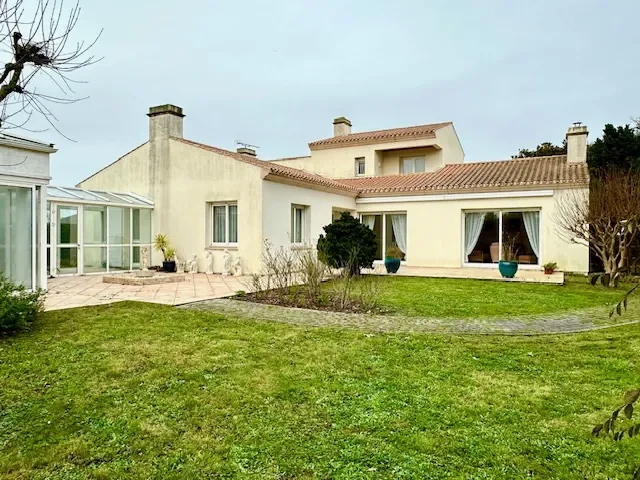 Exterior photo 2
