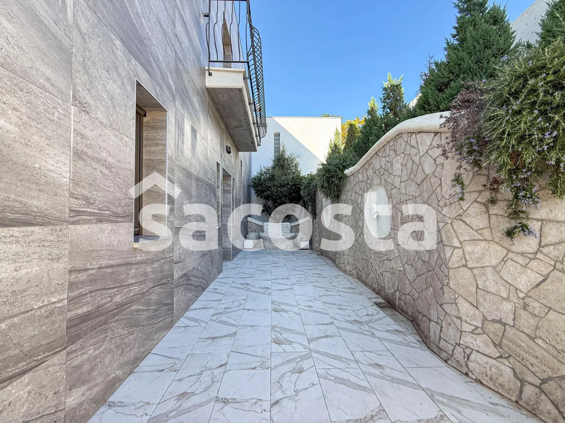 Exterior photo 3