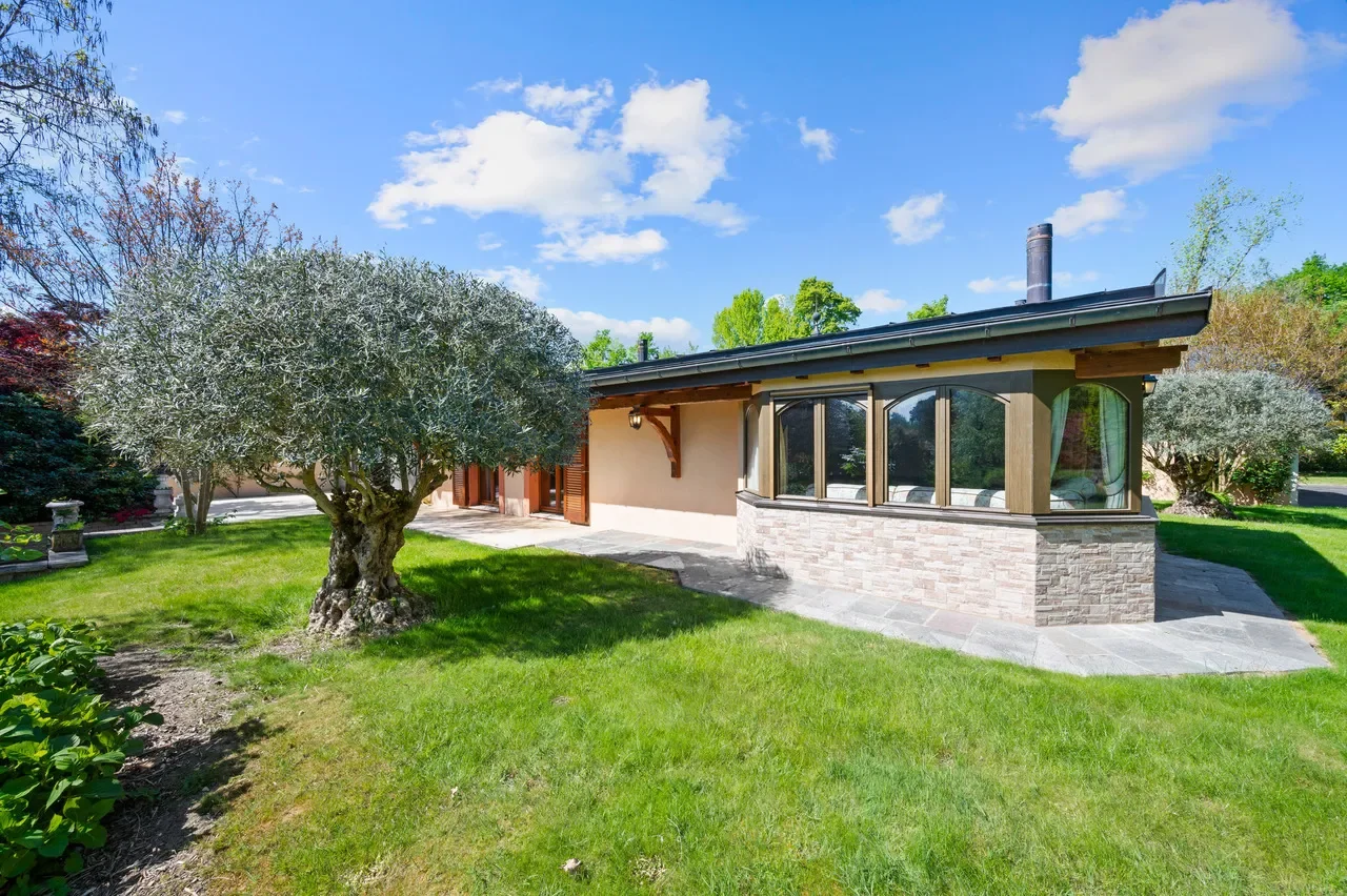 Exterior photo 2