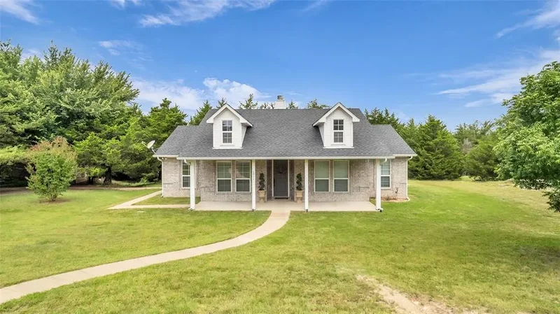 Single Family Residence in Van Alstyne