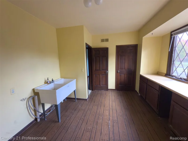 303 E Snell Road, Rochester, MI 48306, Rochester, Michigan, United States. - Photo 33