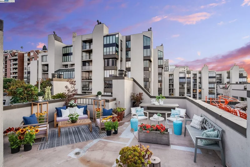 156 Lombard St, San Francisco, California, United States. - Photo 33