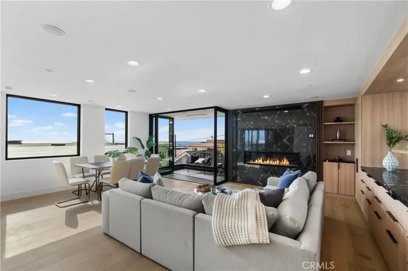 214 El Porto Street, Manhattan Beach, California, United States. - Photo 8