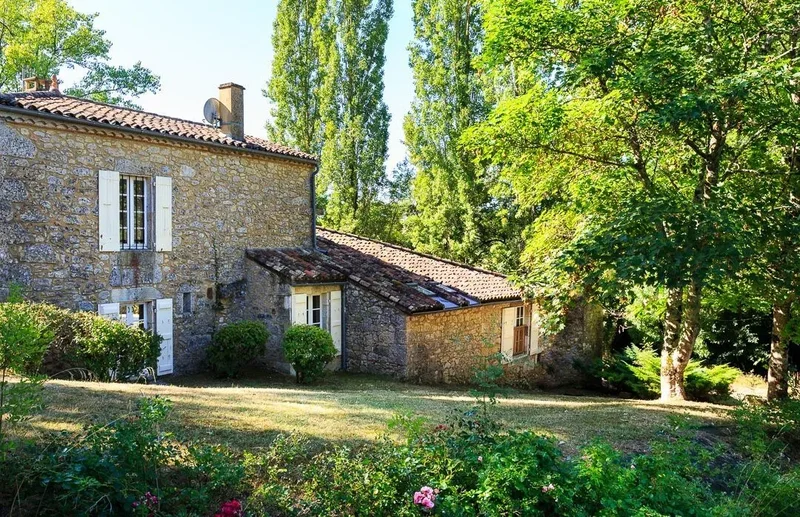 PROPERTY WITH POOL AND TENNIS COURT 10 MINUTES FROM NERAC