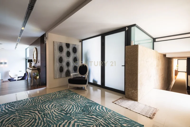 Luxurious 4-Bedroom Villa with Pool and Panoramic Views in Porto
