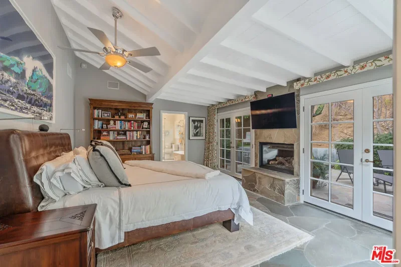1528 Forest Knoll Drive, Los Angeles, California, United States. - Photo 21