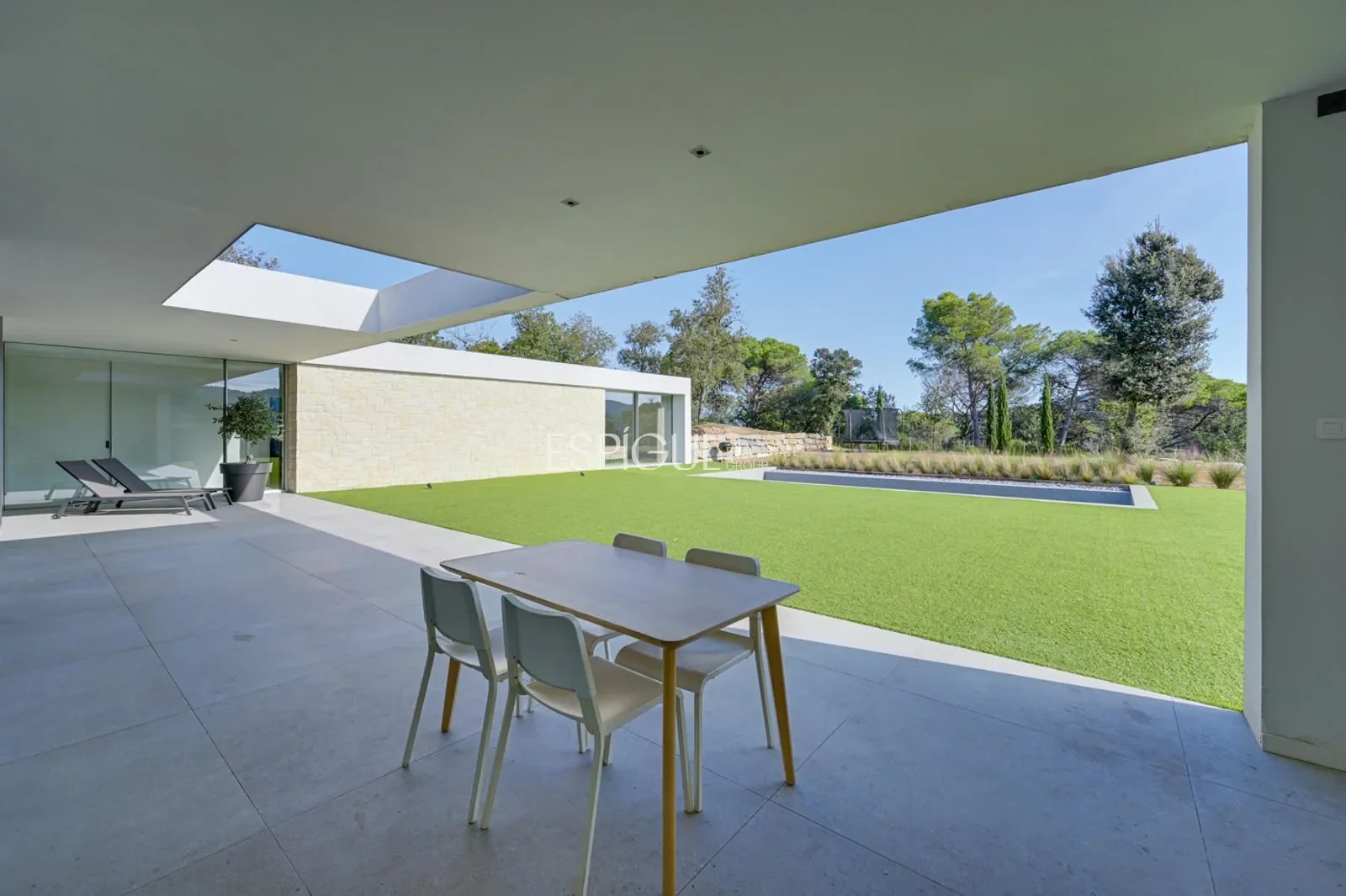 Exterior photo 2