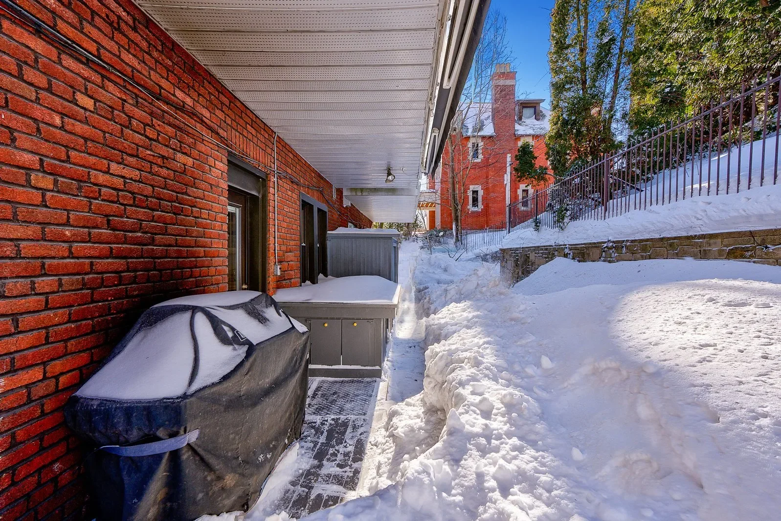 Exterior photo 2