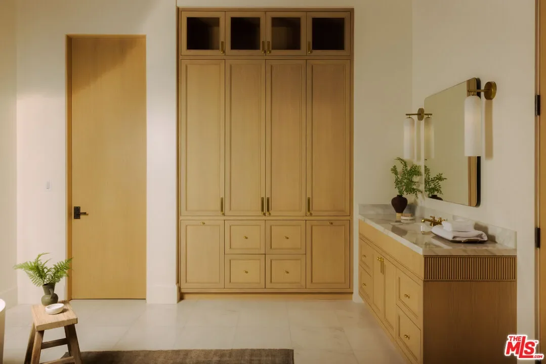 1682 San Onofre Dr, Los Angeles, California, United States. - Photo 15