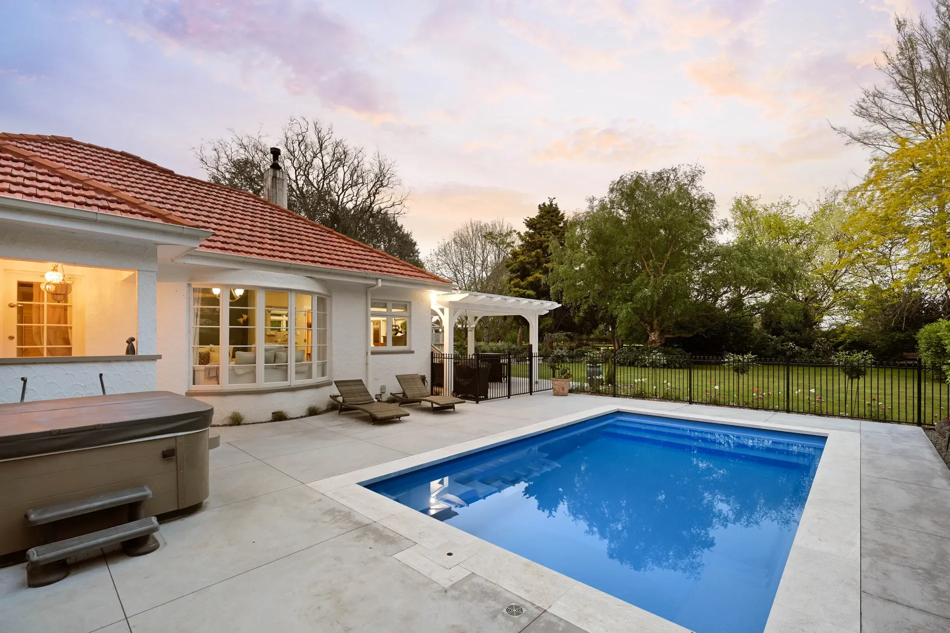 Exterior photo 8