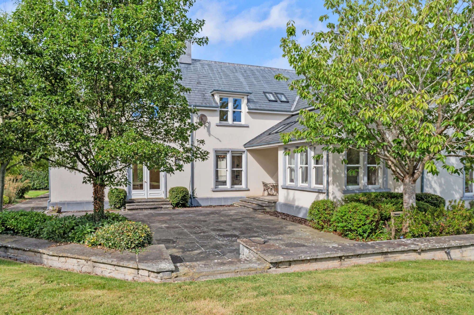 Exterior photo 1