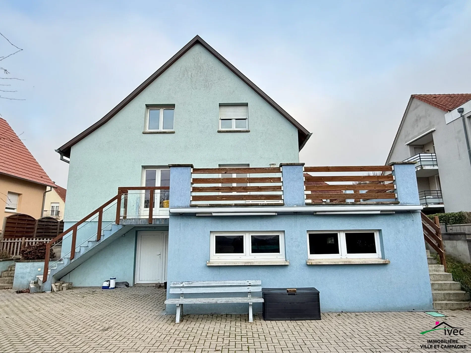 Exterior photo 6