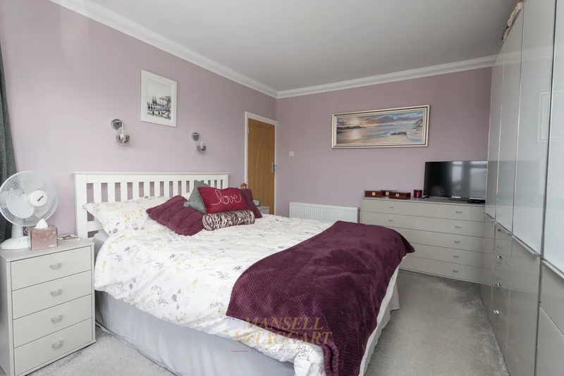 57 Hevers Avenue, Horley, RH6 8BY, Horley, England, United Kingdom. - Photo 28