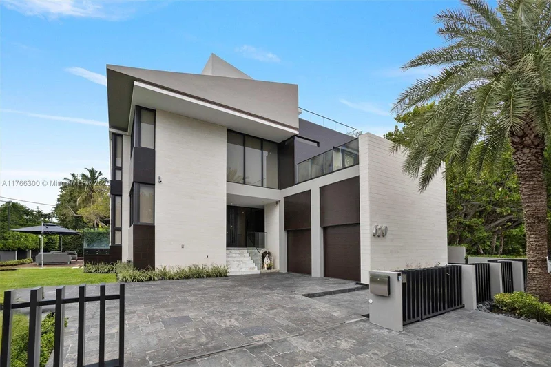 610 Harbor Cir, Key Biscayne, Florida, United States. - Photo 1