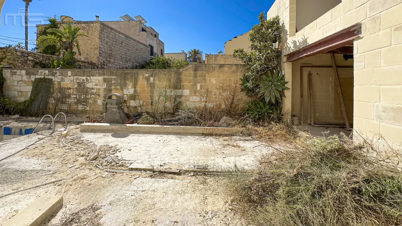 SAN1051 Large and spacious converted 7 bed farmhouse with large garden and pool