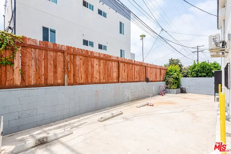 4546 W 17th Street, Los Angeles, California, United States. - Photo 13