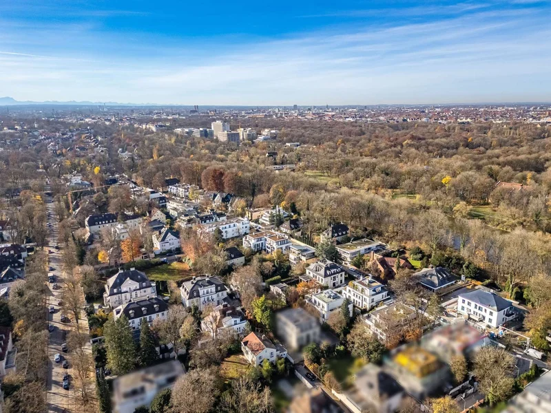 High-end location in Herzogpark: Privately set-back building plot with preliminary approval for vill