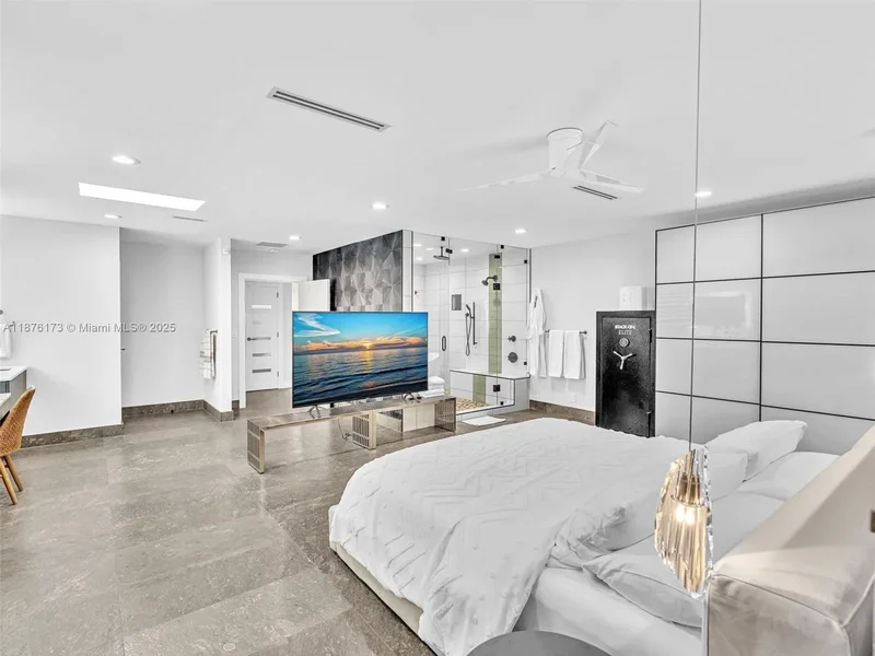 840 S Southlake Dr, Hollywood, Florida, United States. - Photo 25