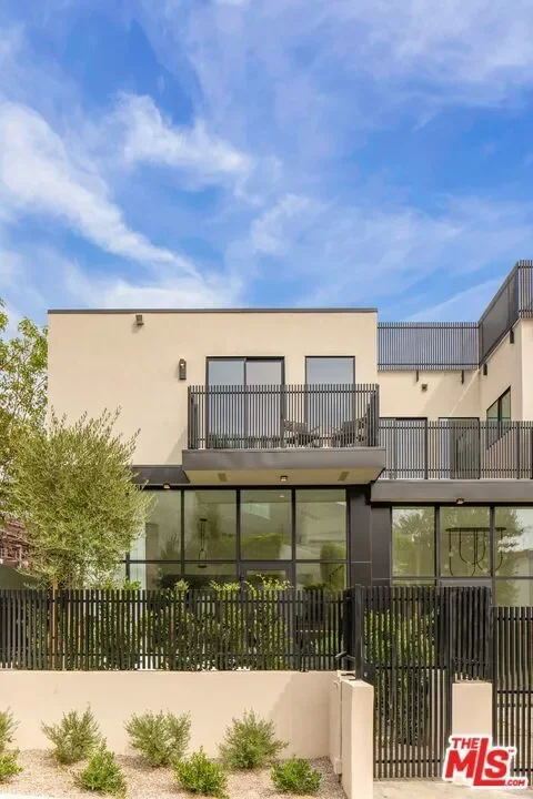 922 N West Knoll Drive, Los Angeles, California, United States. - Photo 5