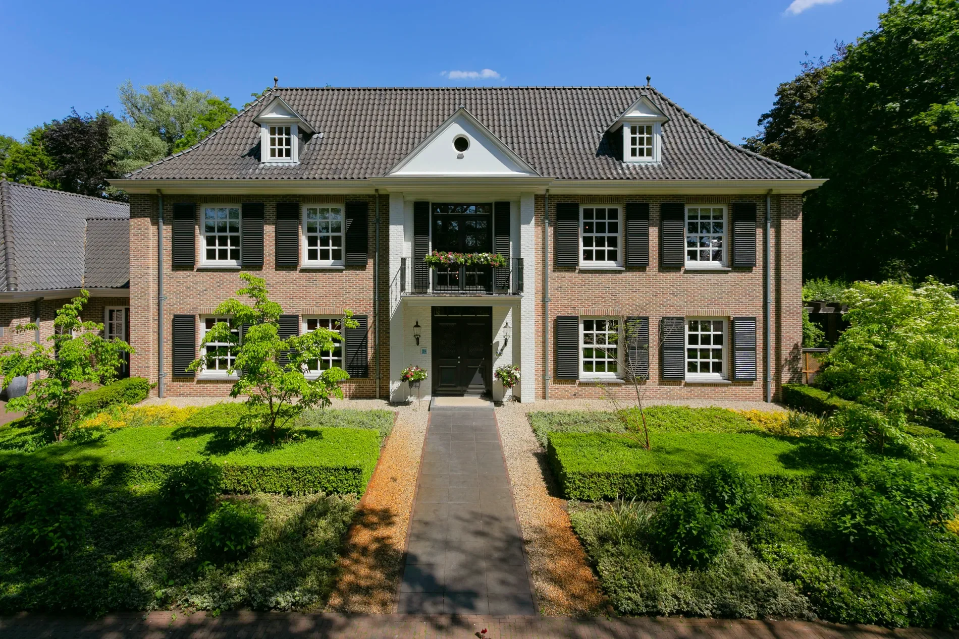Exterior photo 3