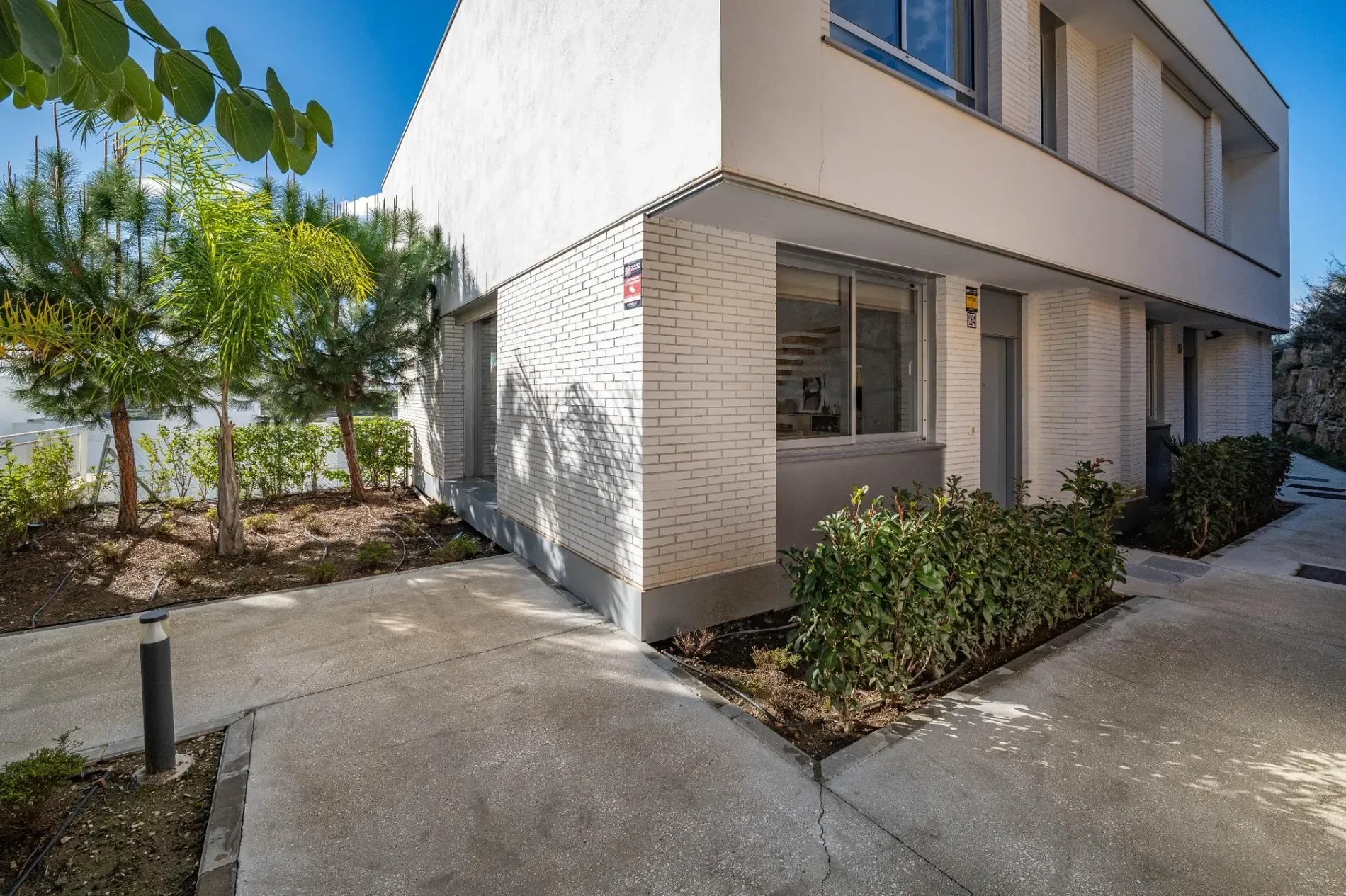 Exterior photo 4