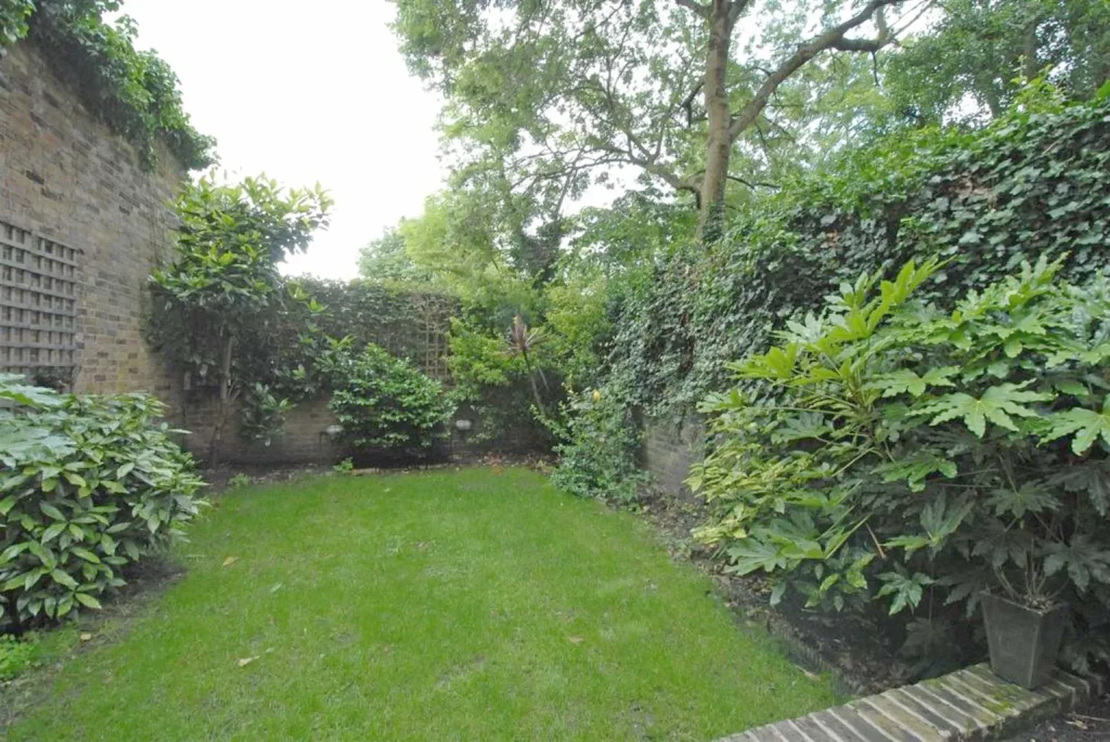 Exterior photo 2