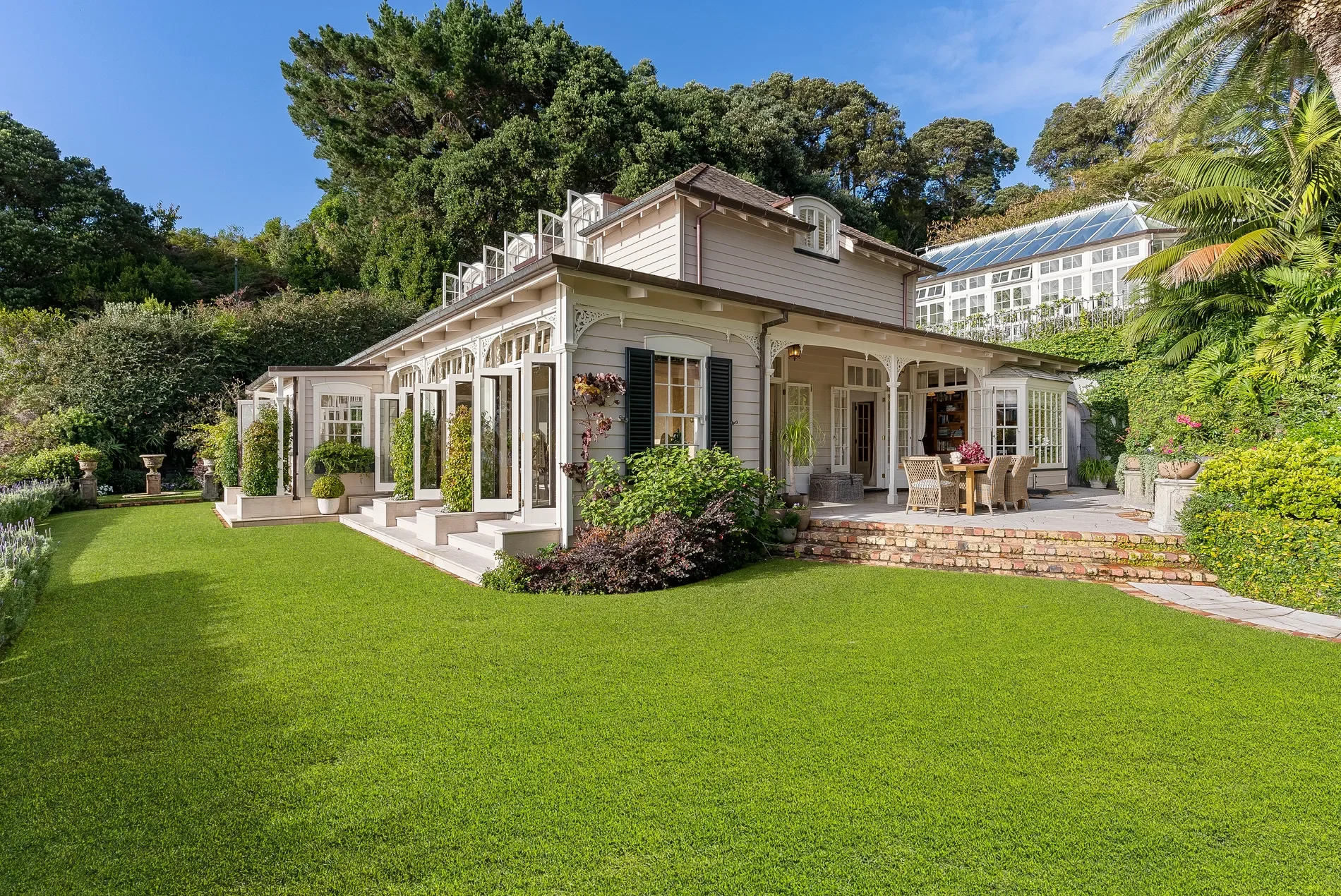 Exterior photo 4