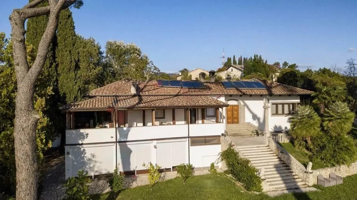 Exterior photo 4