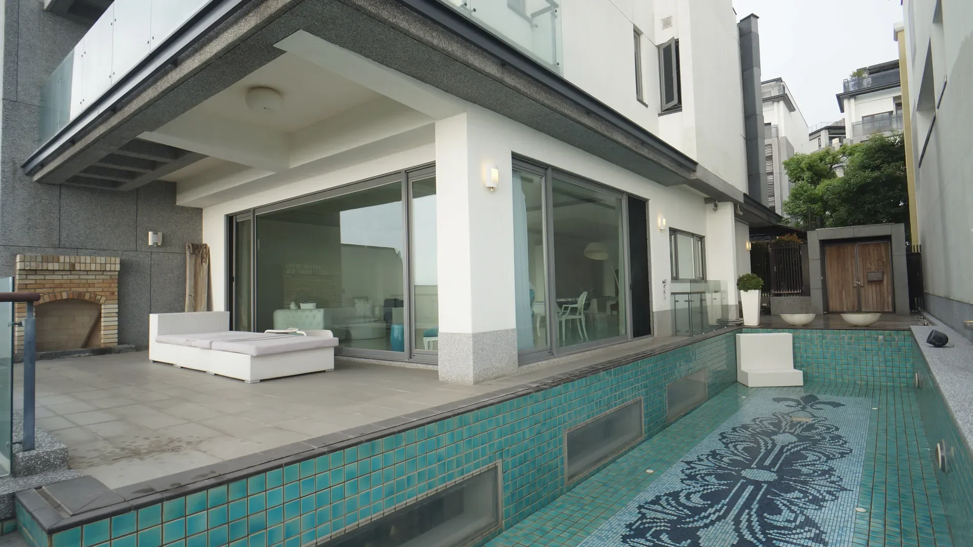 Exterior photo 7