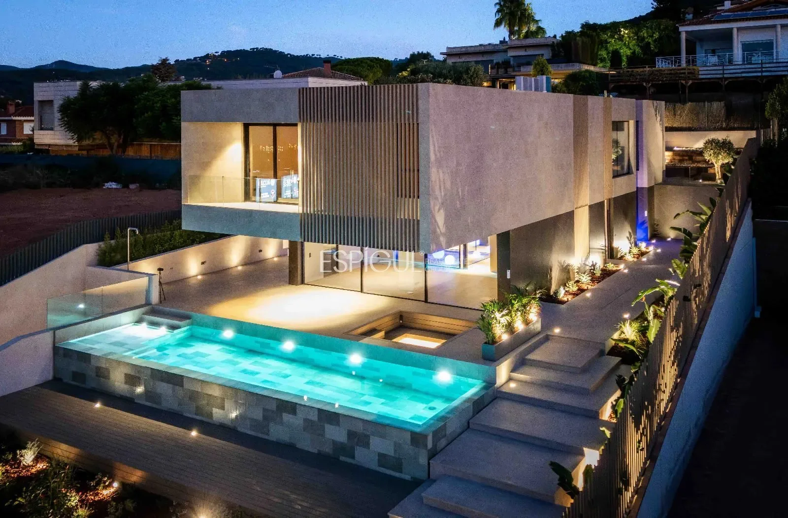 Exterior photo 8