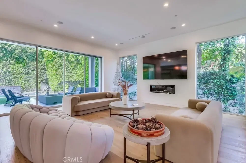 737 N Cherokee Avenue, Los Angeles, California, United States. - Photo 4