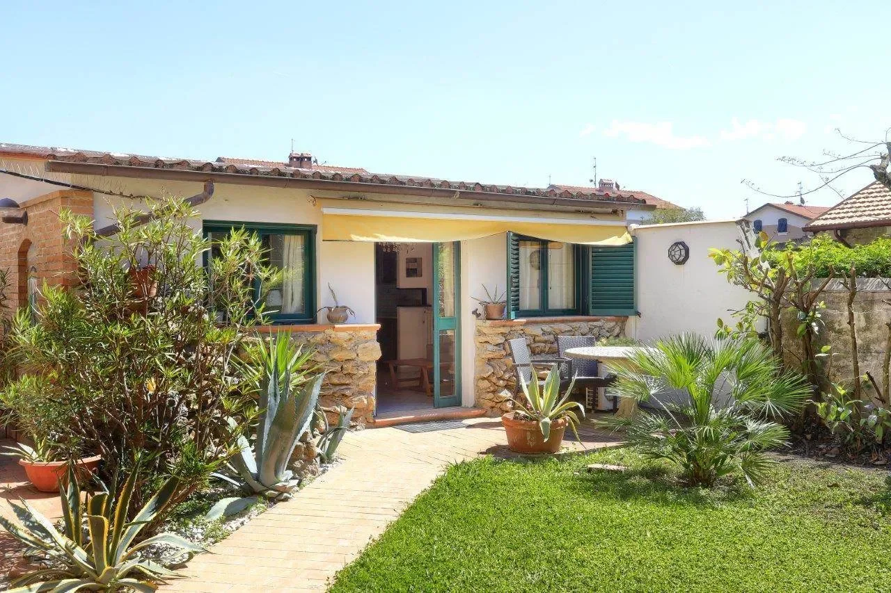 Exterior photo 7