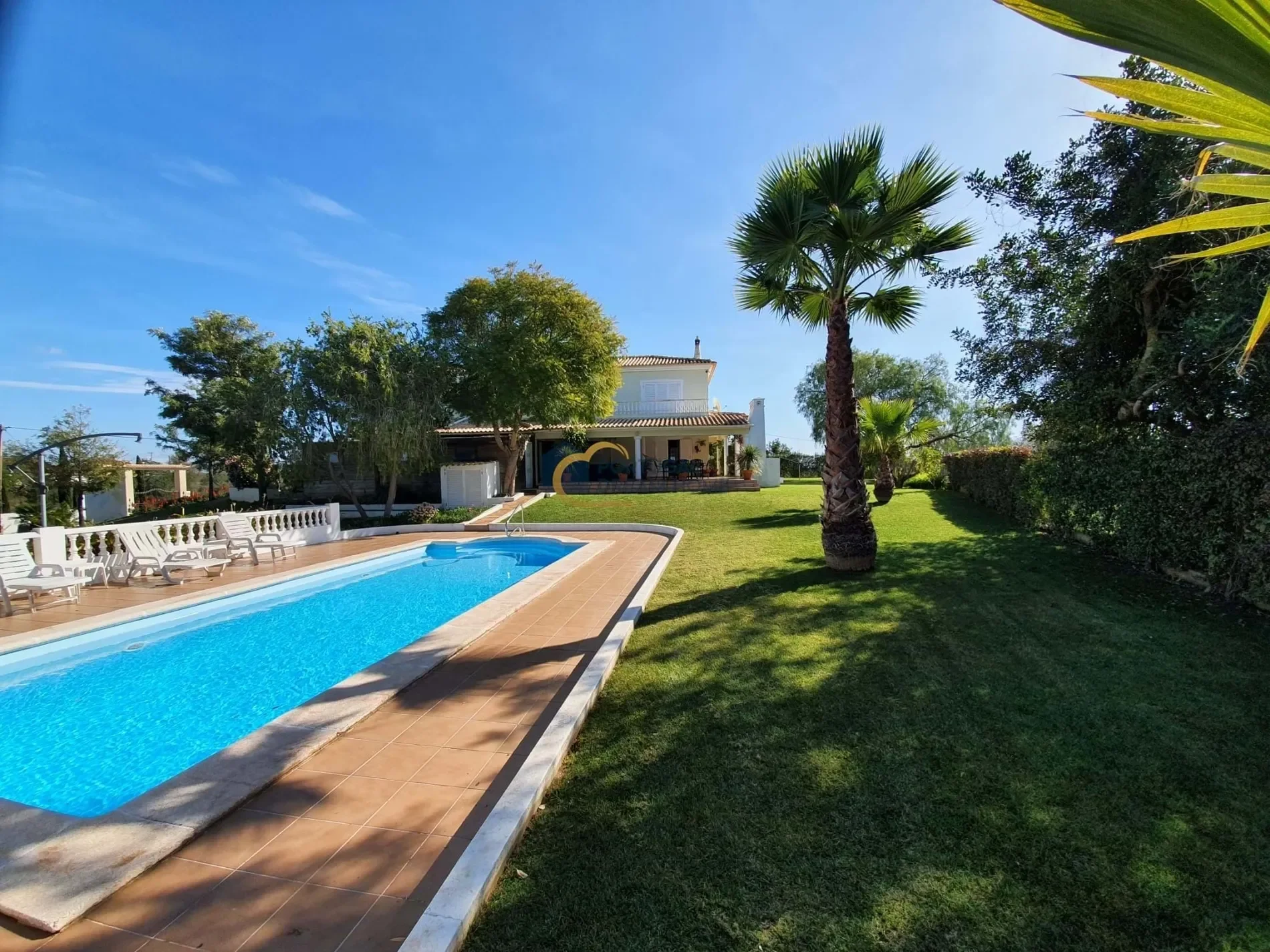 Exterior photo 3