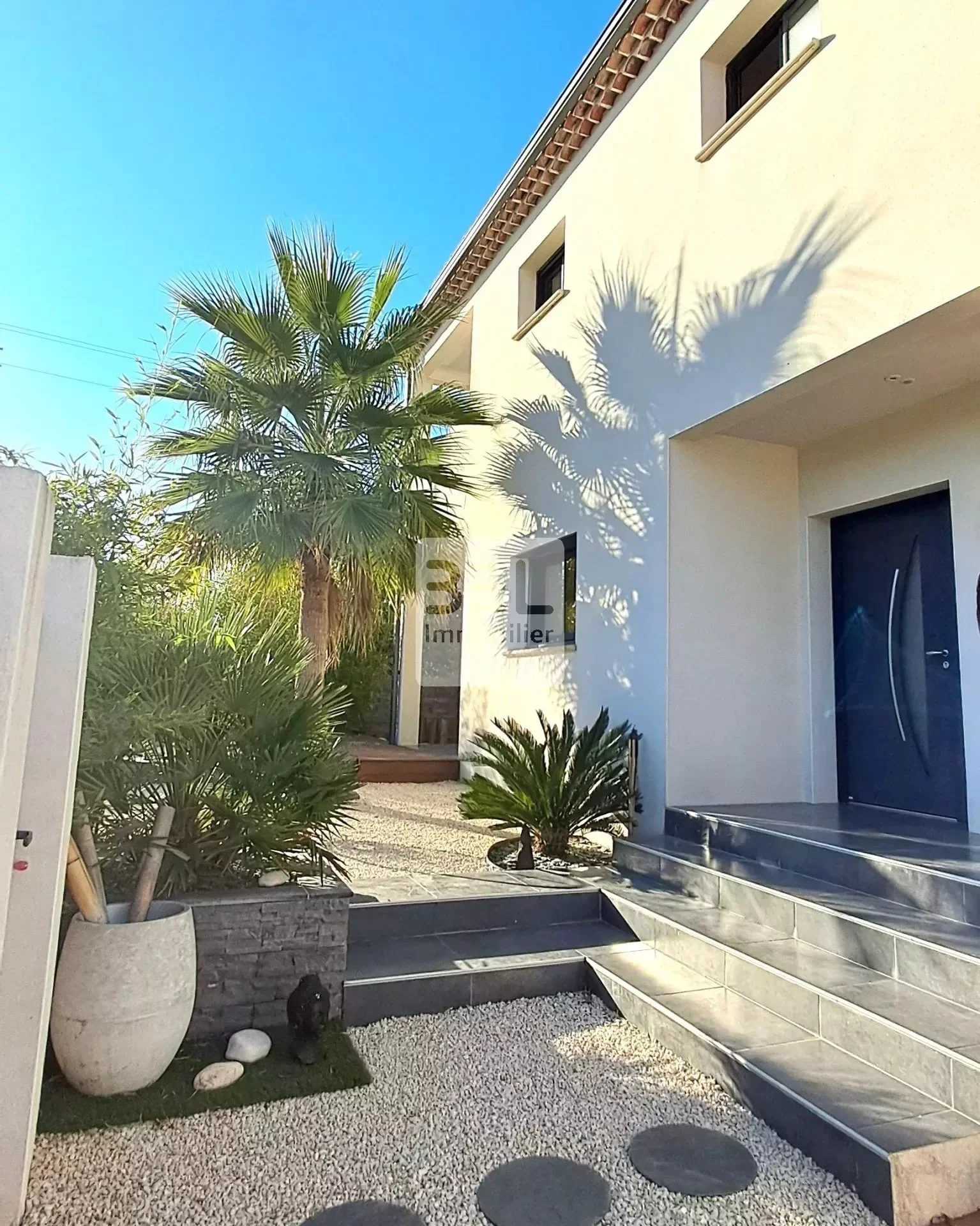 Exterior photo 2