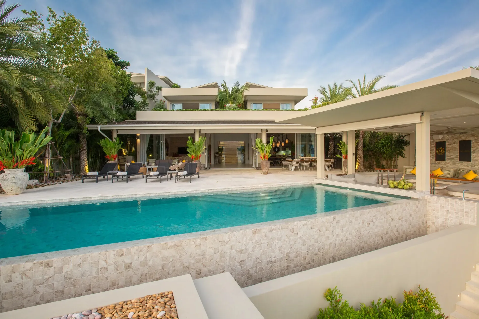 Exterior photo 5