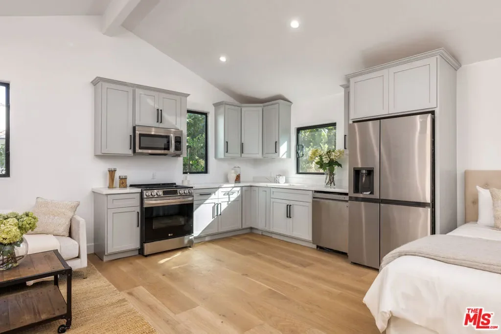 913 S Mullen Avenue, Los Angeles, California, United States. - Photo 12